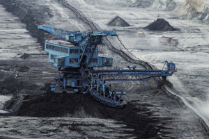 fossil fuel divestment - Coal mining in an open pit